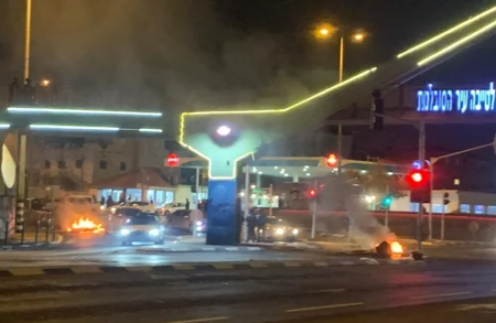 الطيبة: احراق اطارات تحت الجسر واعتقال شبان